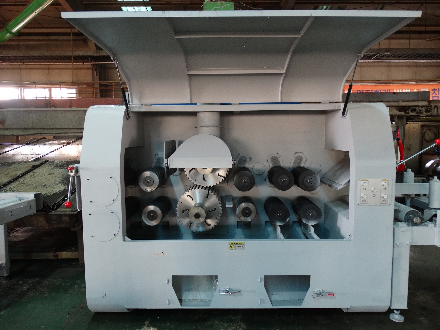 Multi rip saw for timber cutting